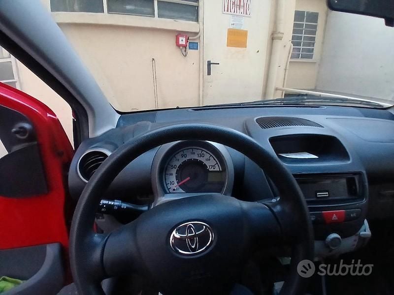 Usata Toyota Aygo 72 CV (52 kW) 2010 Rosso Utilitaria