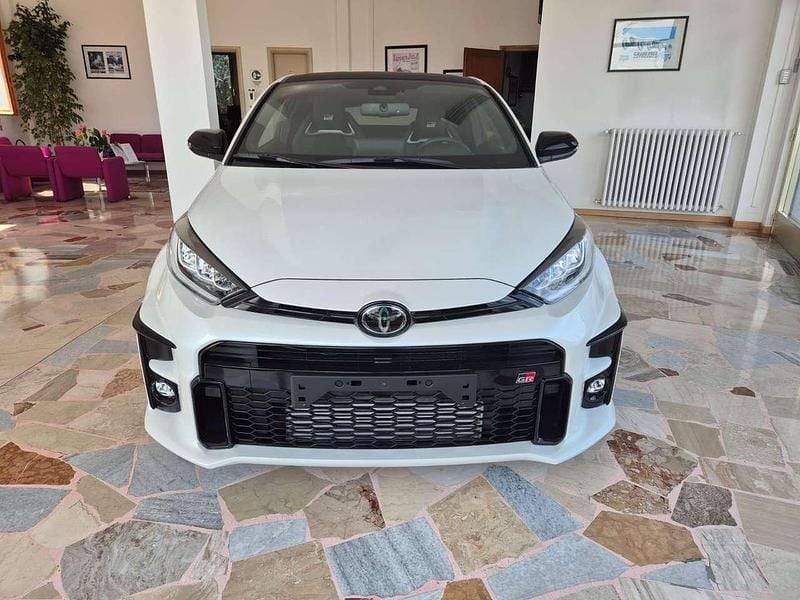 Bianco perla Nuova 2025 Toyota Yaris Edition Tre volumi | 36.000 € (Super prezzo) - Immagine 1/4