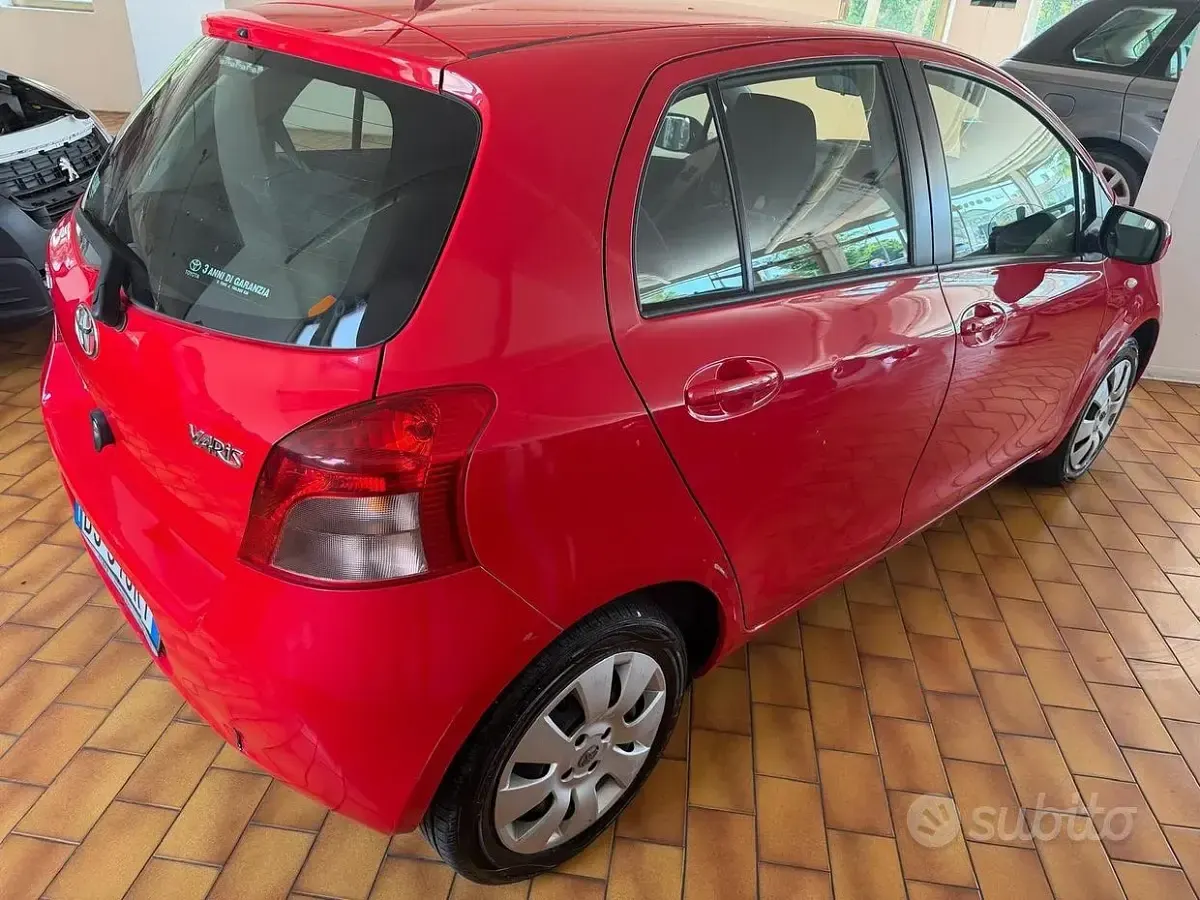 Usata Toyota Yaris 69 CV (50 kW) 2007 Rosso Utilitaria