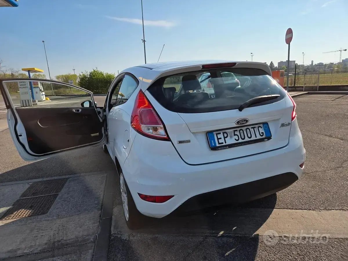 Usata Ford Fiesta 80 CV (58 kW) 2014 Bianco Utilitaria