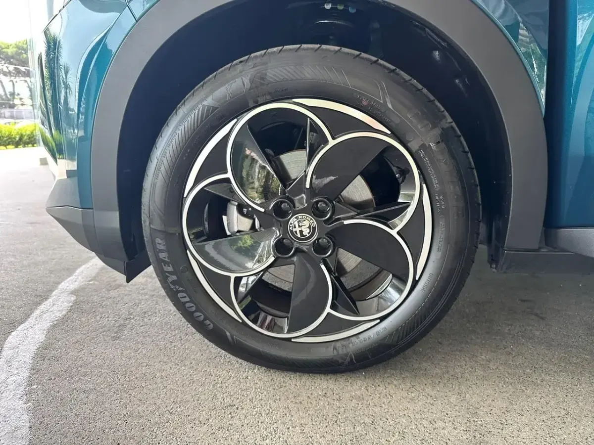 Usata Alfa Romeo Junior 114 kW (156 CV) 2025 Blu/azzurro SUV