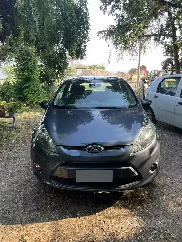Usata Ford Fiesta 90 CV (66 kW) 2010 Nero Utilitaria