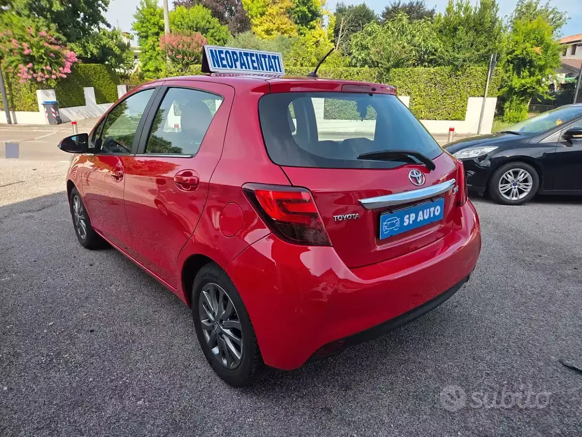 Usata Toyota Yaris 69 CV (50 kW) 2016 Rosso Utilitaria