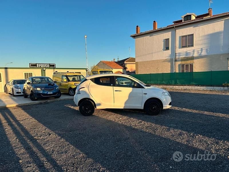 Usata Lancia Ypsilon Gold 85 CV (62 kW) 2015 Bianco Utilitaria