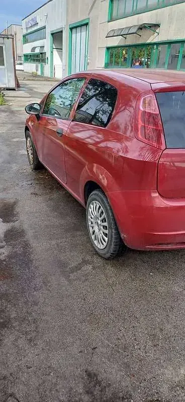 Usado Fiat Punto 75 CV (55 kW) 2010 Rojo Utilitario