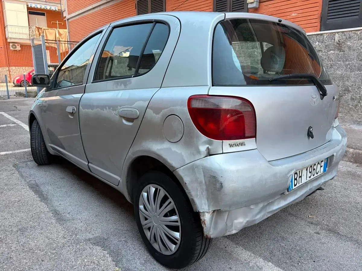 Usata Toyota Yaris Sol 68 CV (50 kW) 2000 Argento Berlina