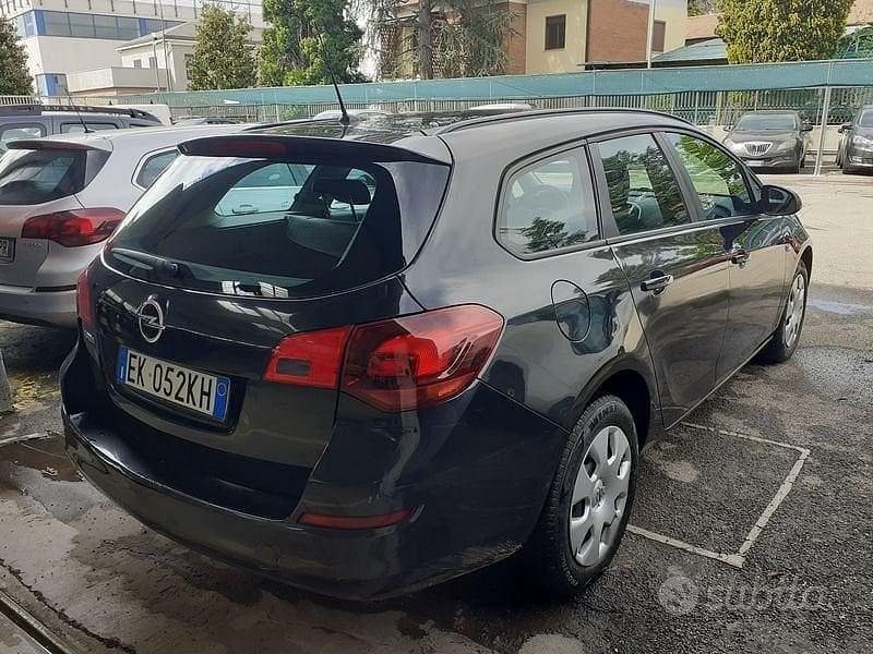 Usata Opel Astra 101 CV (74 kW) 2011 Nero Station wagon