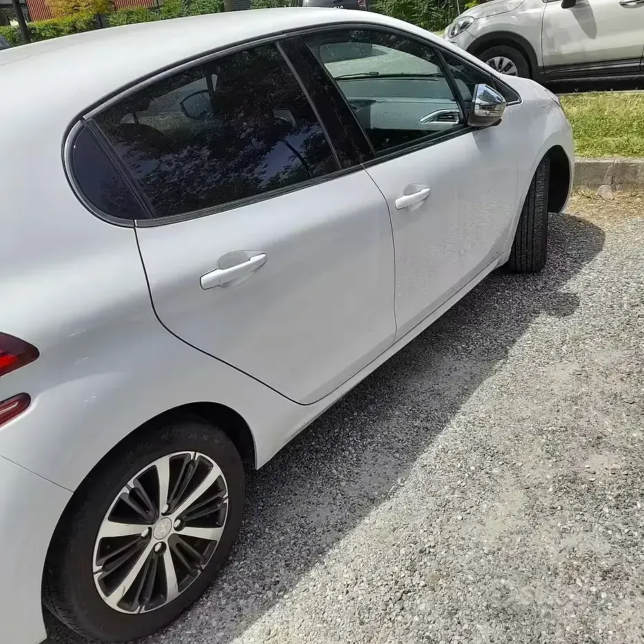 Usata Peugeot 208 Allure 75 CV (55 kW) 2017 Bianco Utilitaria