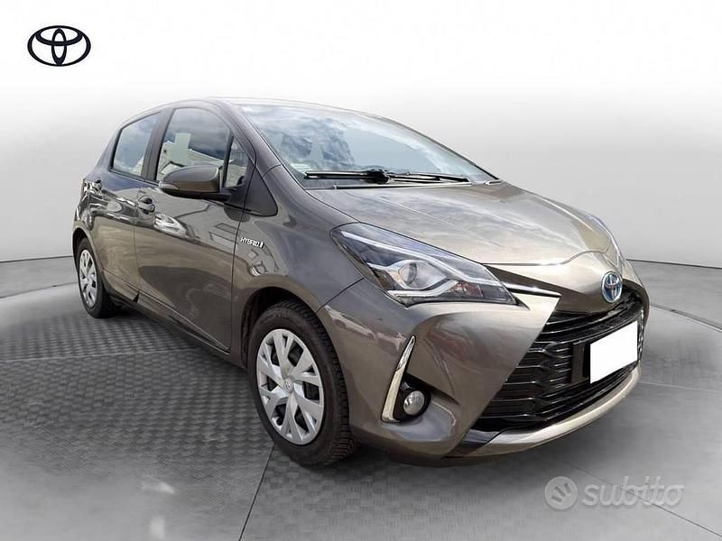 Usata Toyota Yaris Hybrid Cool 101 CV (74 kW) 2018 Grigio Berlina