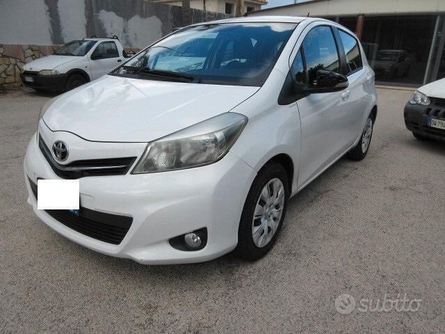 Usata Toyota Yaris Lounge 69 CV (50 kW) 2013 Bianco Berlina