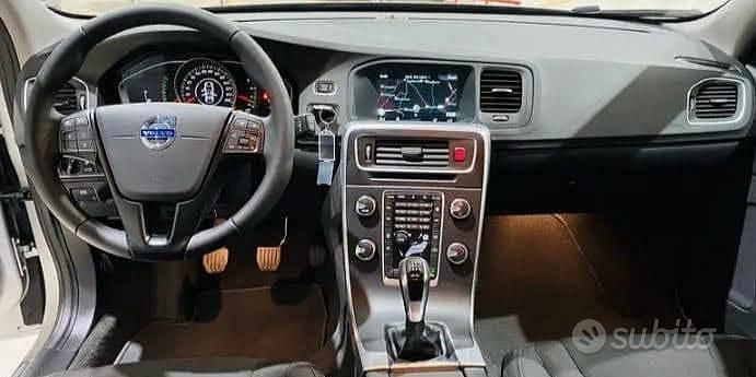 Usata Volvo V60 120 CV (88 kW) 2017 Grigio Station wagon