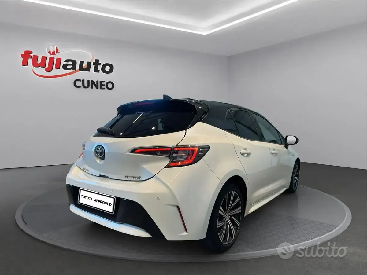 Usata Toyota Corolla Style 122 CV (89 kW) 2020 Pearl white & black met Berlina
