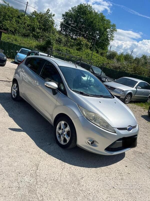 Usata Ford Fiesta 80 CV (58 kW) 2010 Grigio Utilitaria