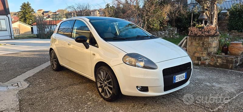 Usata Fiat Grande Punto 75 CV (55 kW) 2010 Bianco Utilitaria