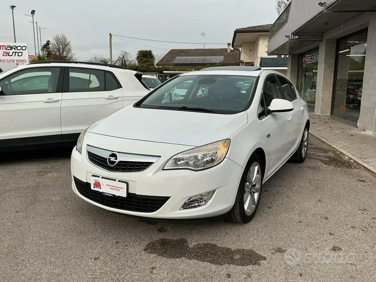 Usata Opel Astra 125 CV (91 kW) 2010 Bianco Berlina