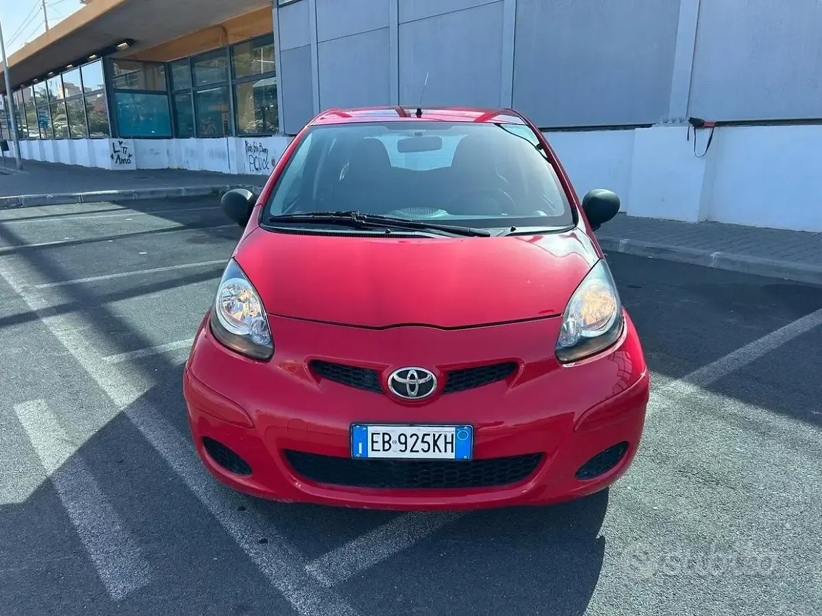Usata Toyota Aygo 68 CV (50 kW) 2010 Rosso Utilitaria