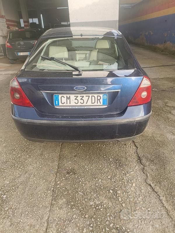 Usata Ford Mondeo 131 CV (96 kW) 2003 Blu Berlina