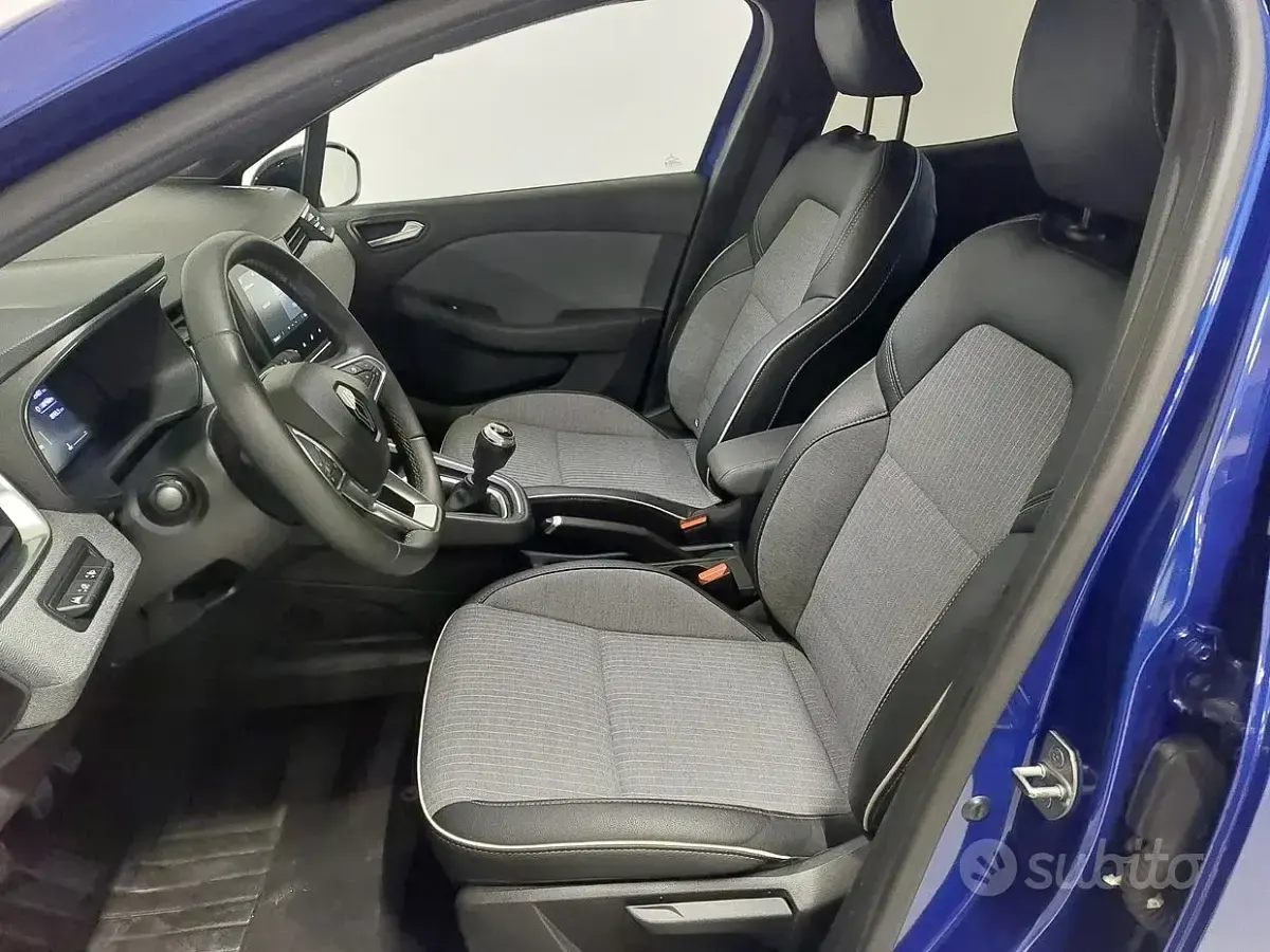 Używany Renault Clio V Techno 91 KM (66 kW) 2024 Niebieski Sedan/Limuzyna