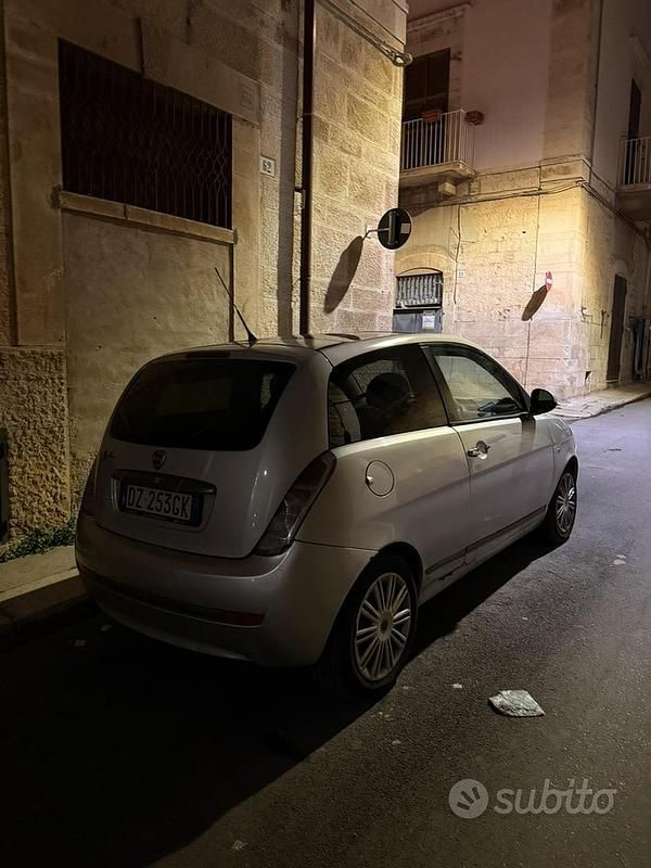 Usado Lancia Ypsilon 105 HP (77 kW) 2010 Cinzento Citadino