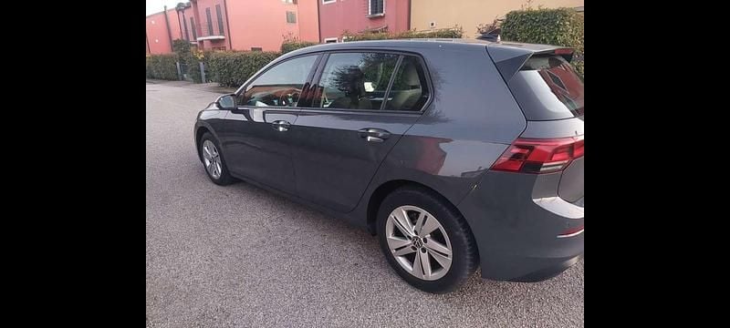 Usata VW Golf VIII Life 116 CV (85 kW) 2021 Grigio Berlina