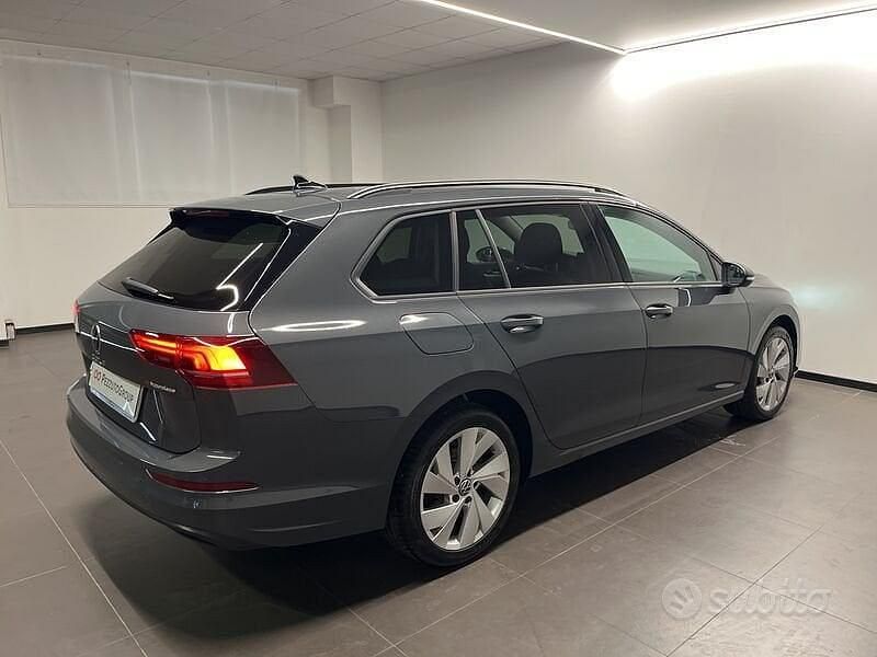 Usata VW Golf VIII Life 150 CV (110 kW) 2024 Grigio Station wagon