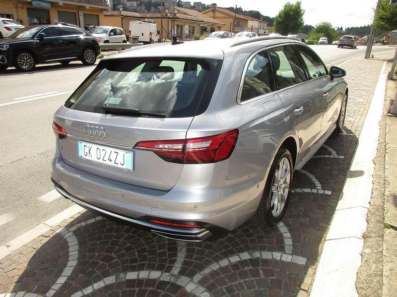 Begagnad Audi A4 Business 163 HK (119 kW) 2022 Silver Kombi