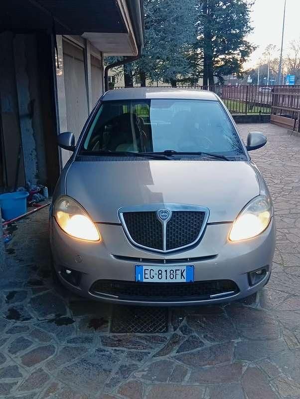 Usata Lancia Ypsilon 60 CV (44 kW) 2011 Beige Utilitaria