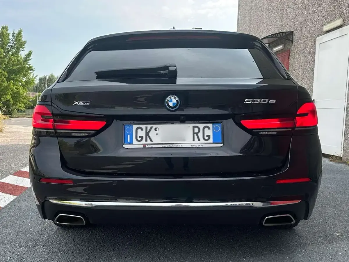 Usata BMW 530e Luxury Line 184 CV (135 kW) 2022 Black sapphire metallizzato Station wagon
