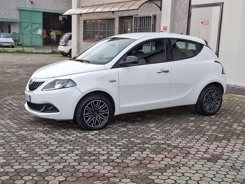Usata Lancia Ypsilon Gold 69 CV (50 kW) 2023 Bianco Utilitaria
