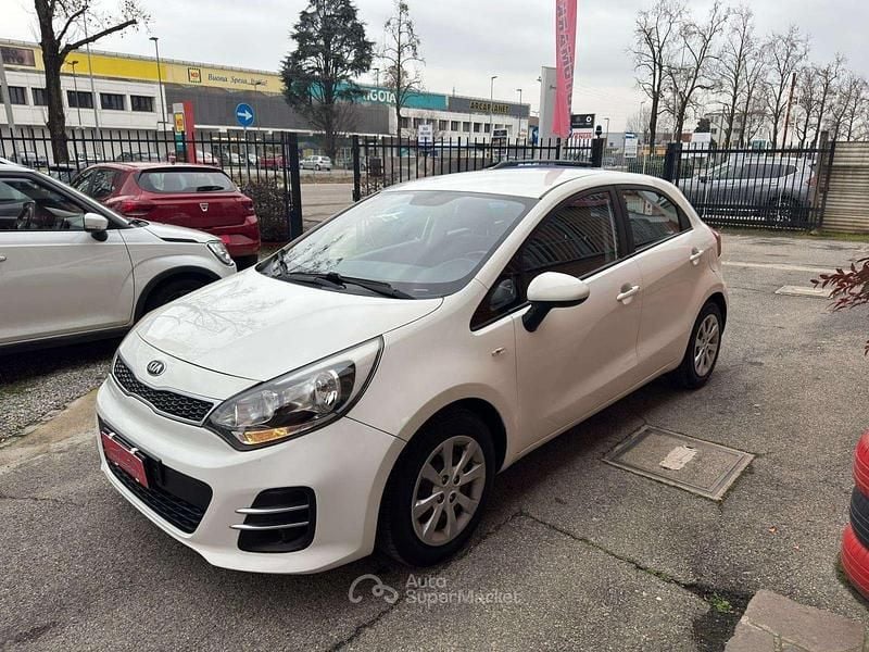 Usata Kia Rio Active 75 CV (55 kW) 2015 Bianco Berlina