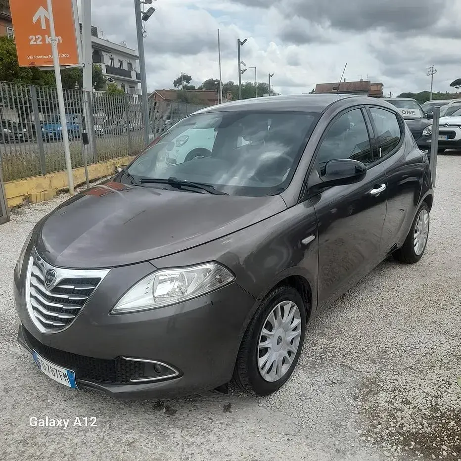 Usata Lancia Ypsilon 69 CV (50 kW) 2016 Grigio Utilitaria