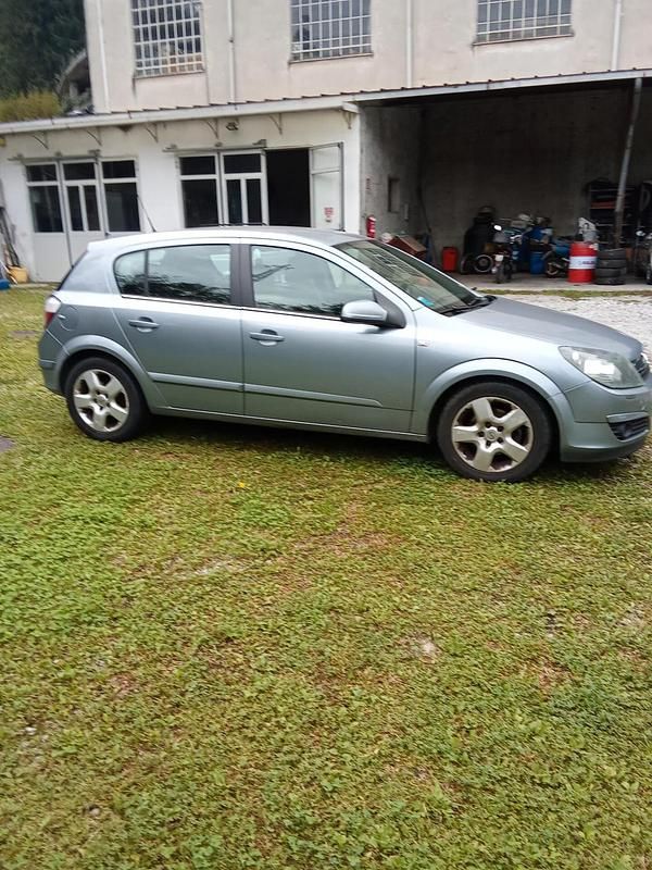 Usata Opel Astra 89 CV (65 kW) 2006 Argento Berlina
