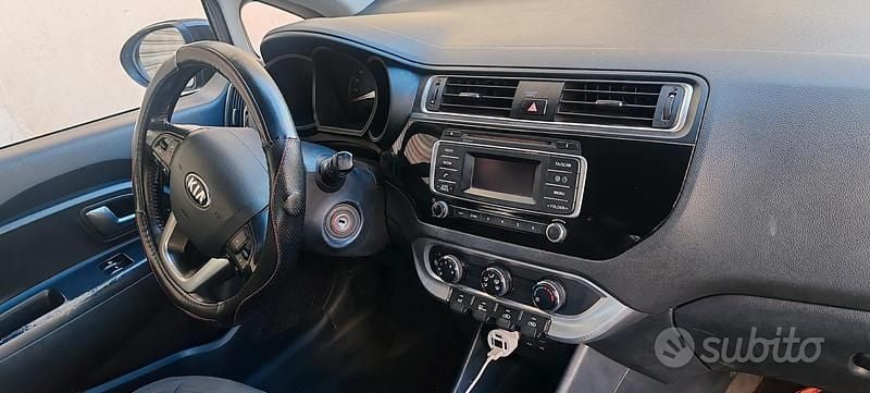 Usata Kia Rio 75 CV (55 kW) 2016 Nero Utilitaria