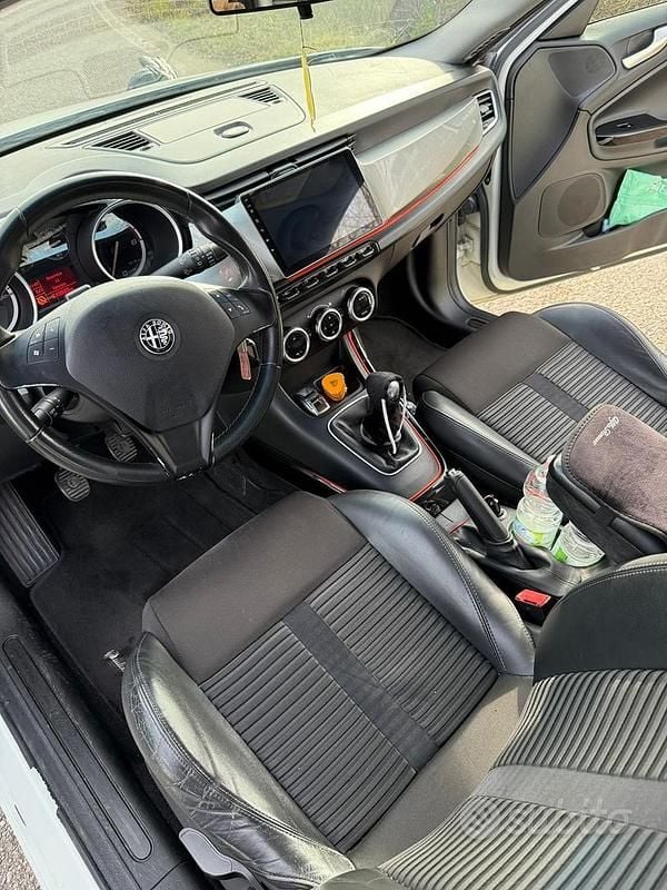 Usata Alfa Romeo Giulietta Distinctive 140 CV (102 kW) 2012 Bianco Berlina