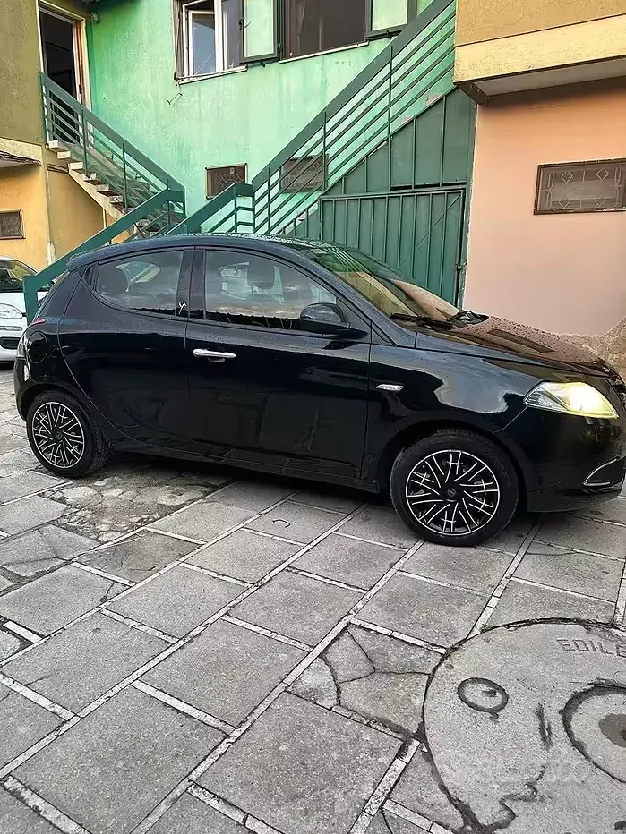 Usata Lancia Ypsilon 69 CV (50 kW) 2013 Nero Utilitaria
