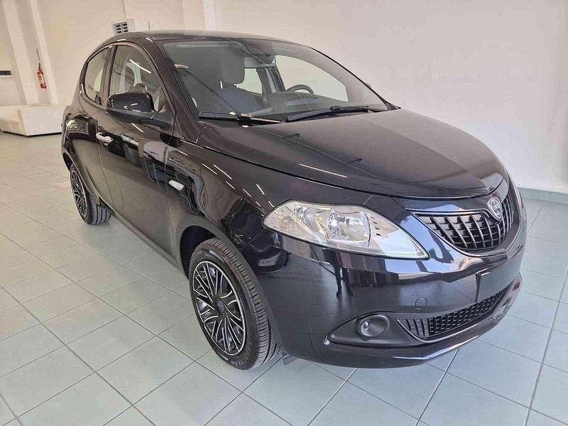 Nero metallizzato Usata 2024 Lancia Ypsilon S Due volumi | 14.500 € (Buon prezzo) - Immagine 1/4