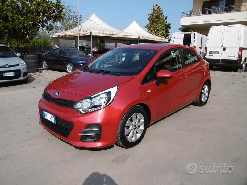 Rosso Usata 2017 Kia Rio Tre volumi | 9200 € (Cara) - Immagine 1/4