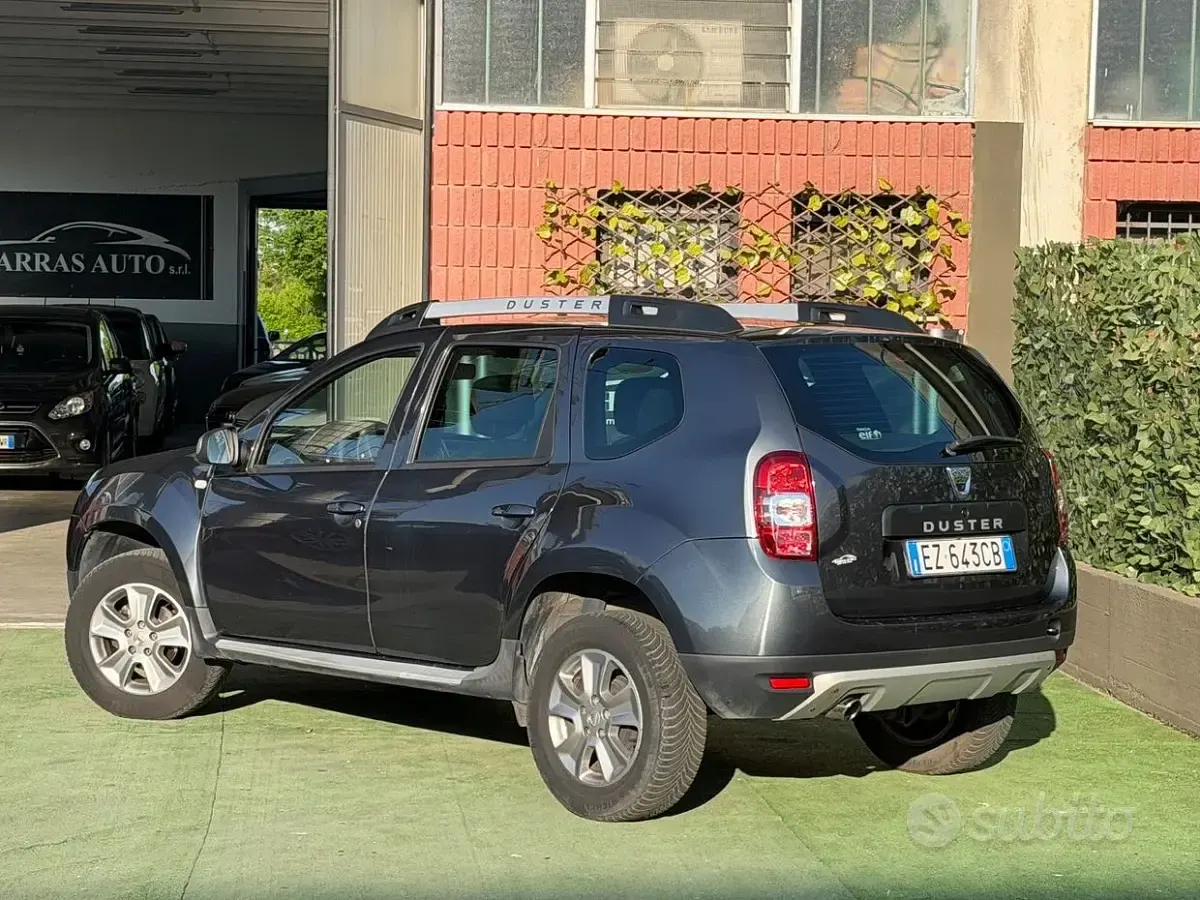 Usata Dacia Duster Lauréate 105 CV (77 kW) 2015 Grigio SUV
