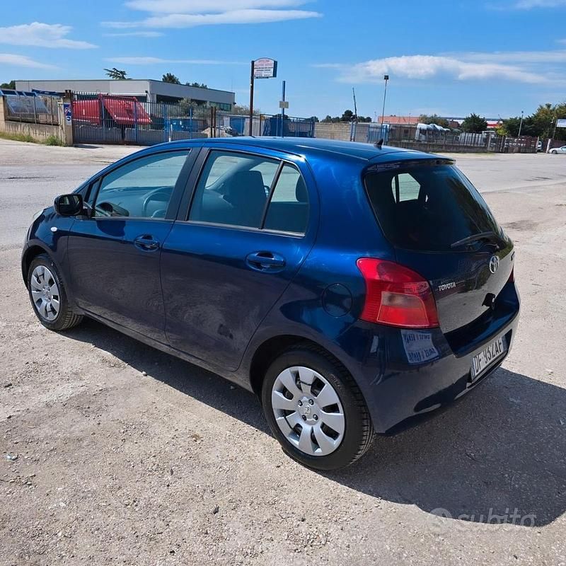 Usata Toyota Yaris 69 CV (50 kW) 2007 Blu Utilitaria