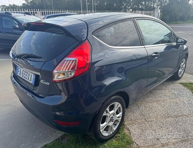 Usata Ford Fiesta Titanium 75 CV (55 kW) 2015 Blu Berlina