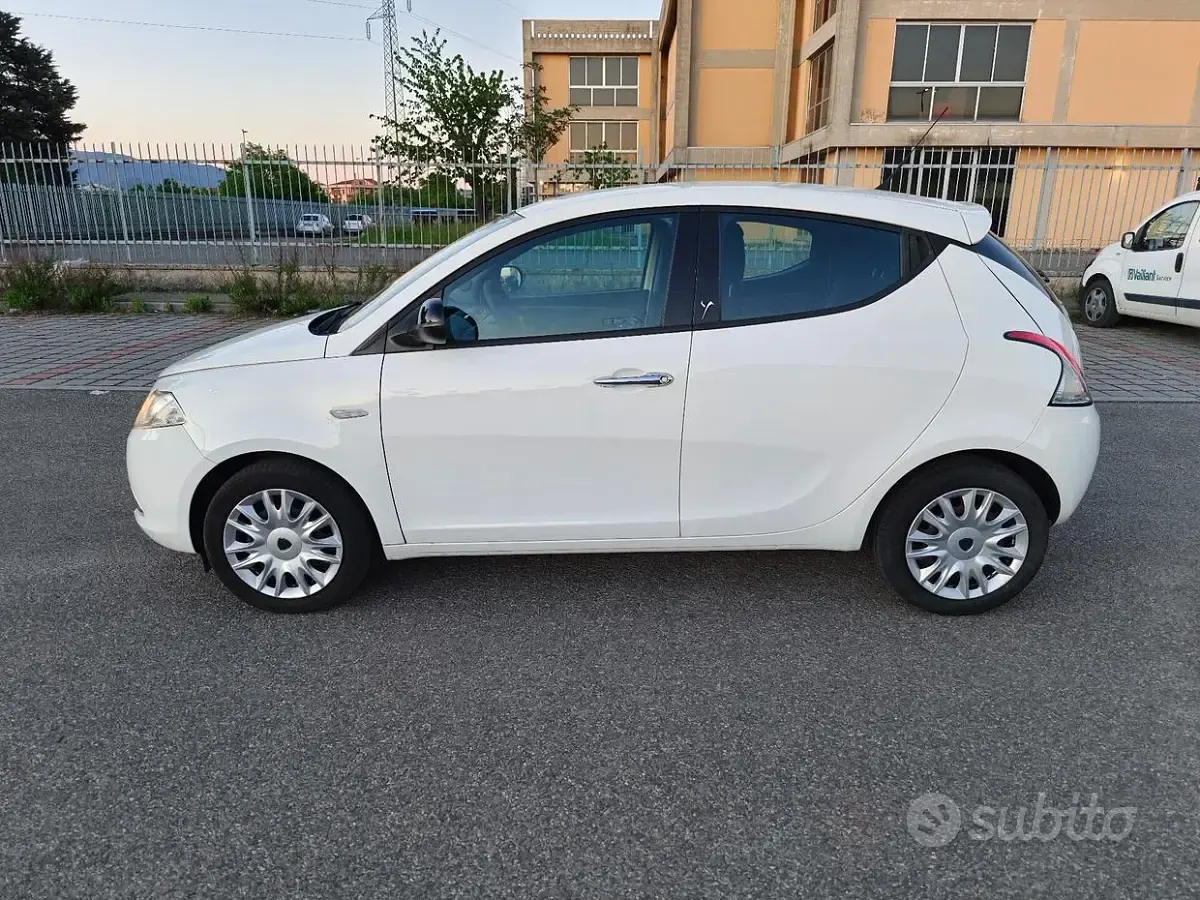 Usata Lancia Ypsilon Gold 95 CV (69 kW) 2015 Bianco Utilitaria