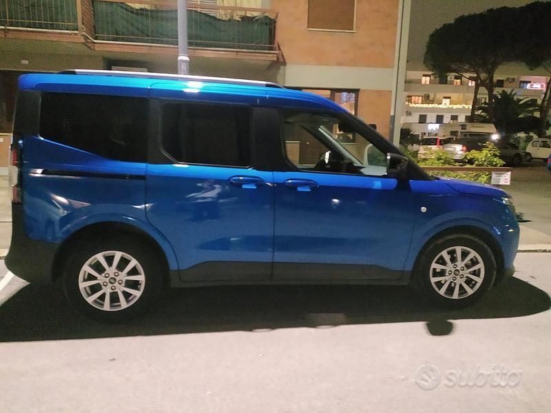 Usata Ford Tourneo Titanium 2024 Blu Monovolume