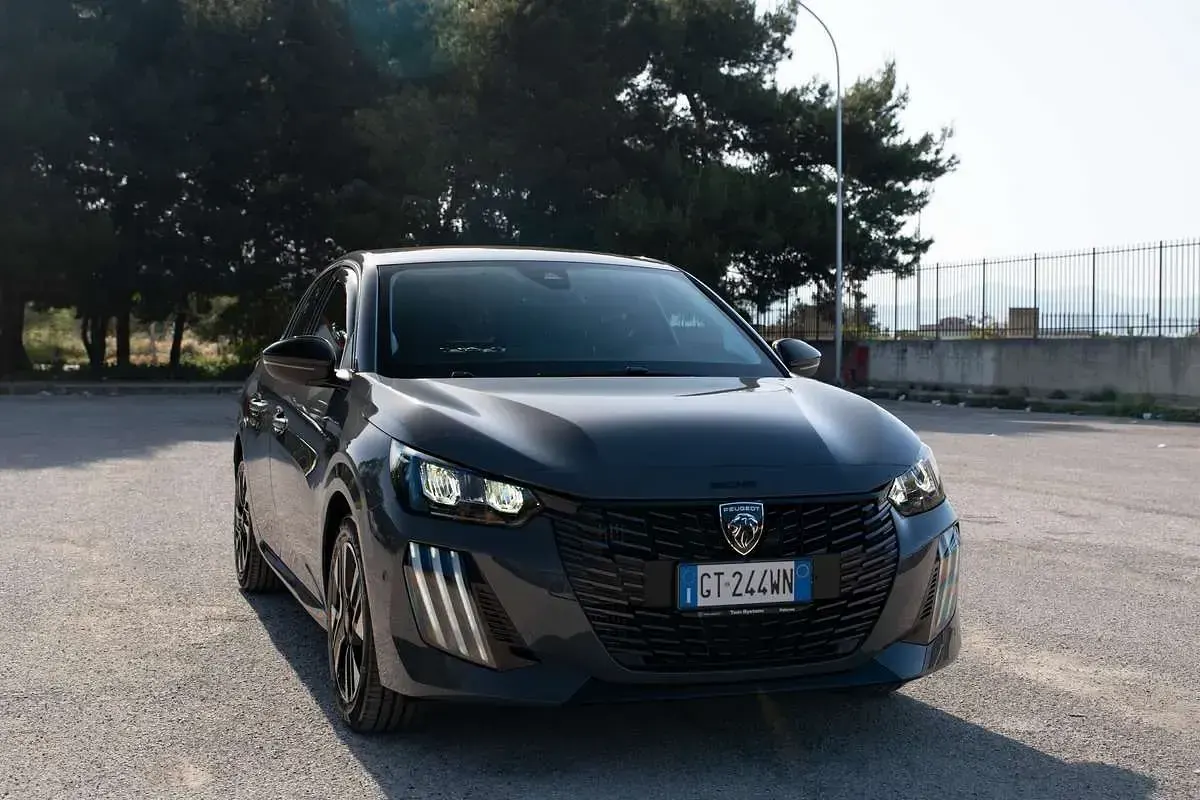 Usata Peugeot 208 Allure 101 CV (74 kW) 2024 Grigio Utilitaria