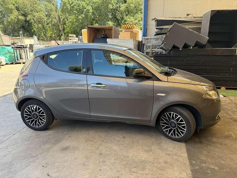 Usata Lancia Ypsilon 69 CV (50 kW) 2015 Argento Utilitaria