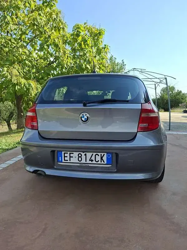 Usata BMW 118 143 CV (105 kW) 2010 Grigio Utilitaria