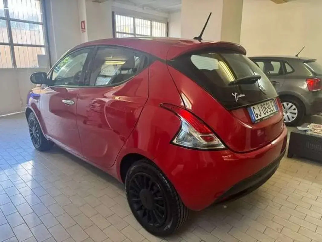 Usata Lancia Ypsilon Silver 69 CV (50 kW) 2022 Rosso Utilitaria