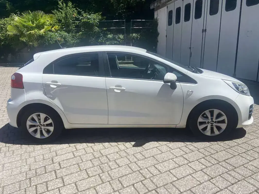 Usata Kia Rio Active 75 CV (55 kW) 2017 Bianco Berlina