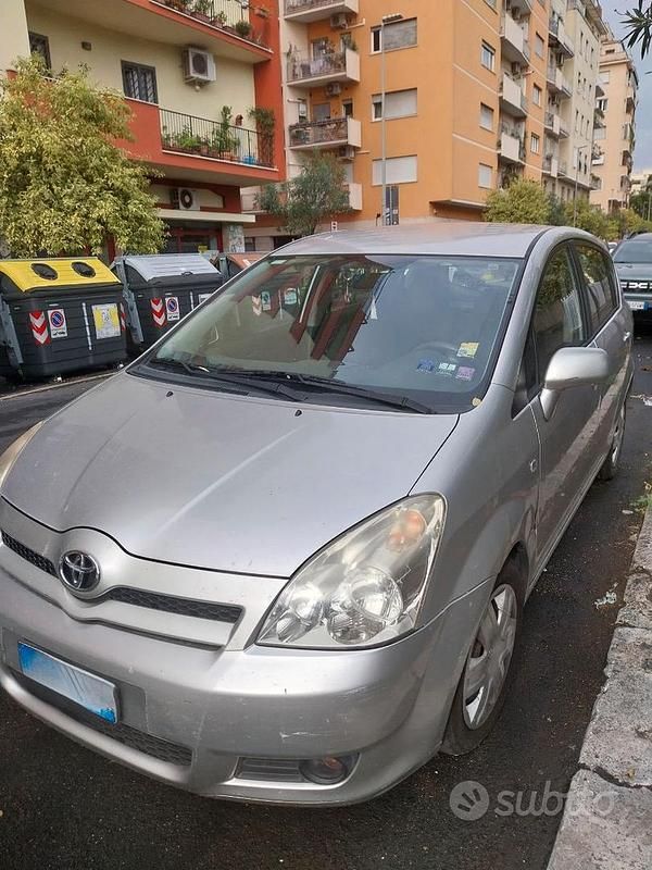 Grigio Usata 2005 Toyota Corolla Verso Monovolume | 2500 € (Buon prezzo) - Immagine 1/4