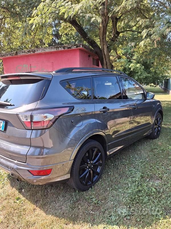 Usata Ford Kuga 150 CV (110 kW) 2017 Grigio SUV