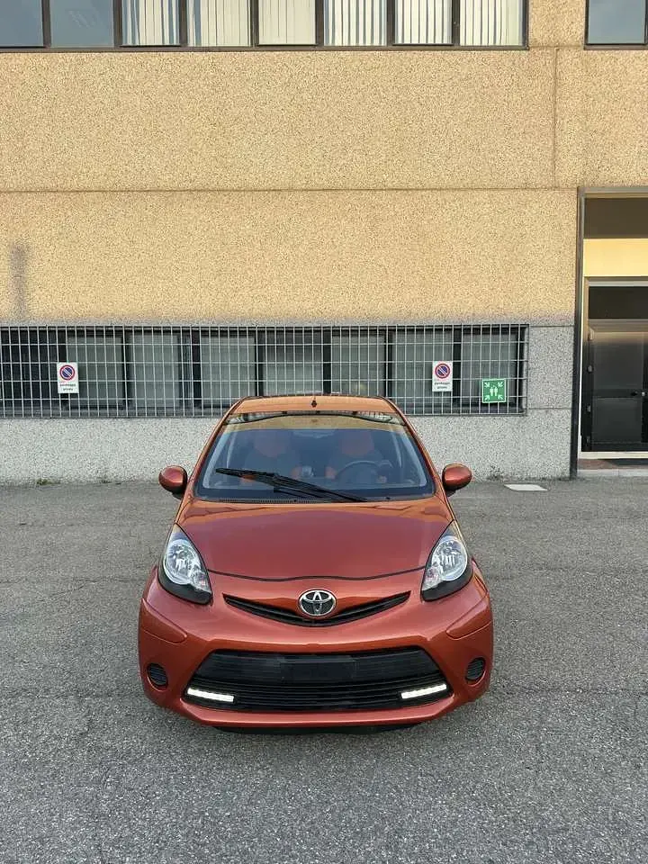 Usata Toyota Aygo Connect Style 68 CV (50 kW) 2013 Arancione Utilitaria